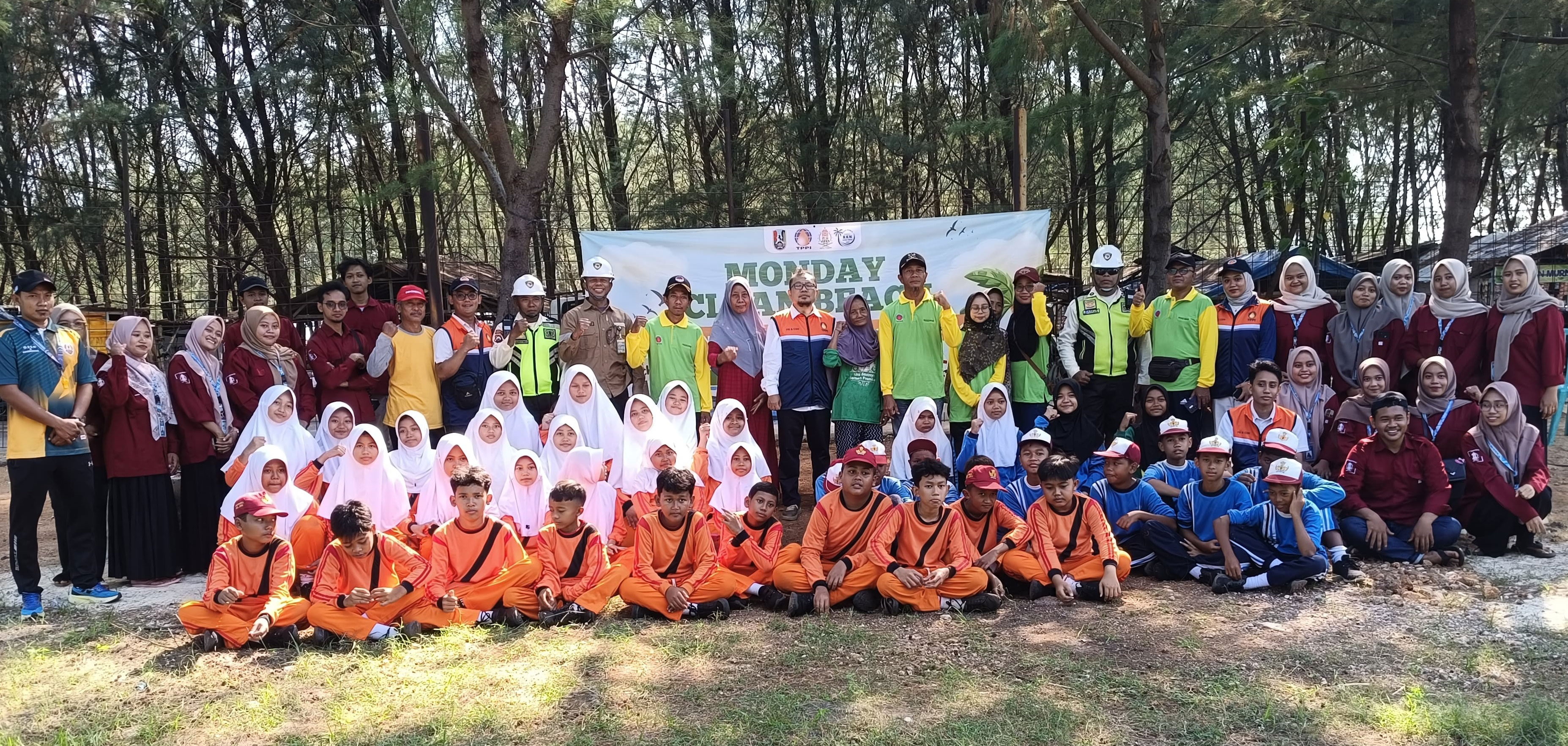 TPPI Lakukan Pembersihan Pantai Pasir Putih, Kolaborasi KKN IAINU TUBAN, Pedagang, Pemdes dan Siswa SD Remen